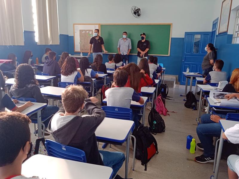 VEREADORES APRESENTAM “PROJETO PARLAMENTO JOVEM” NA ESCOLA SÃO GABRIEL