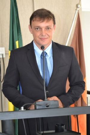 VEREADOR LUCIANO LEITEIRO APRESENTA DUAS INDICAÇÕES AO PREFEITO KITO ARANTES