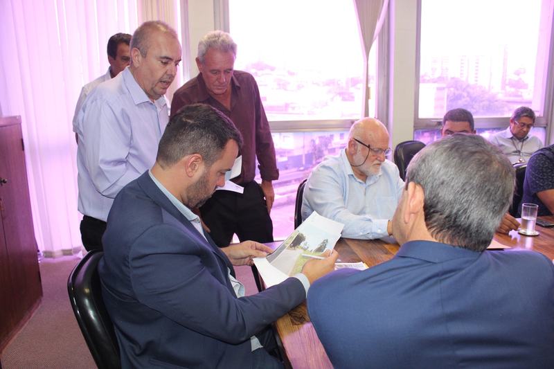 VEREADORES DE CÁSSIA COBRAM MELHORIAS PARA AS ESTRADAS DA NOSSA REGIÃO NO DER EM BELO HORIZONTE
