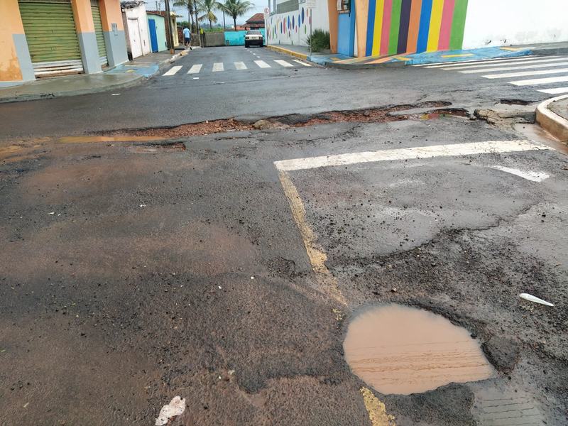 Vereadores solicitam providências com relação aos buracos existentes nas vias públicas da cidade.