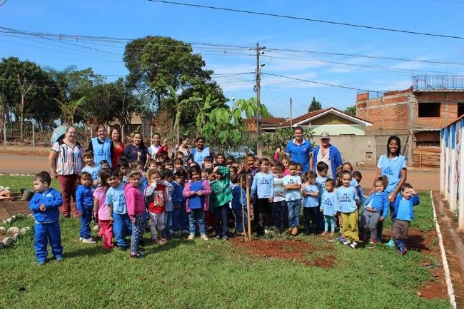 VEREADOR RICARDO GRAIA COMEMORA DIA DA ÁRVORE PLANTANDO MUDA DE IPÊ-BRANCO
