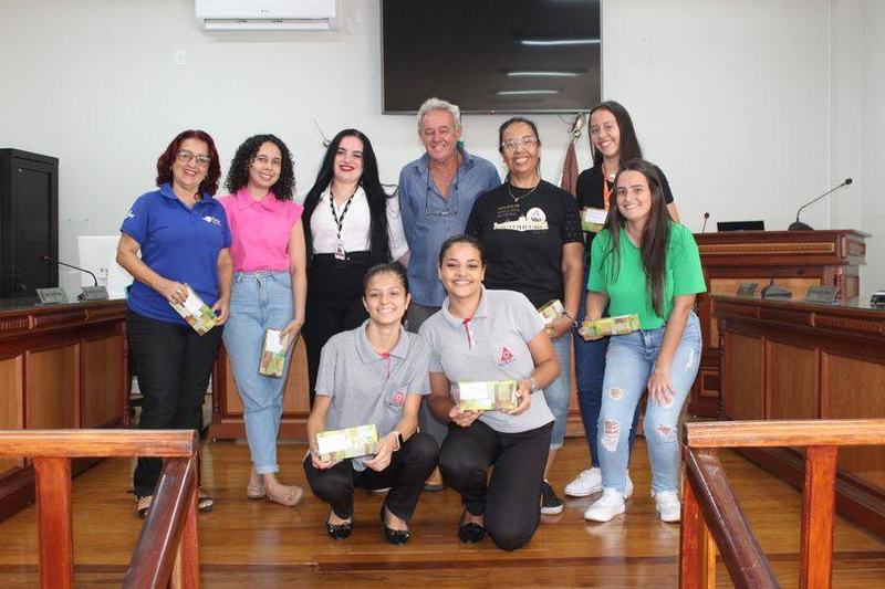 Câmara de Cássia dedica singela homenagem às funcionárias da Casa em comemoração ao Dia Internacional da Mulher