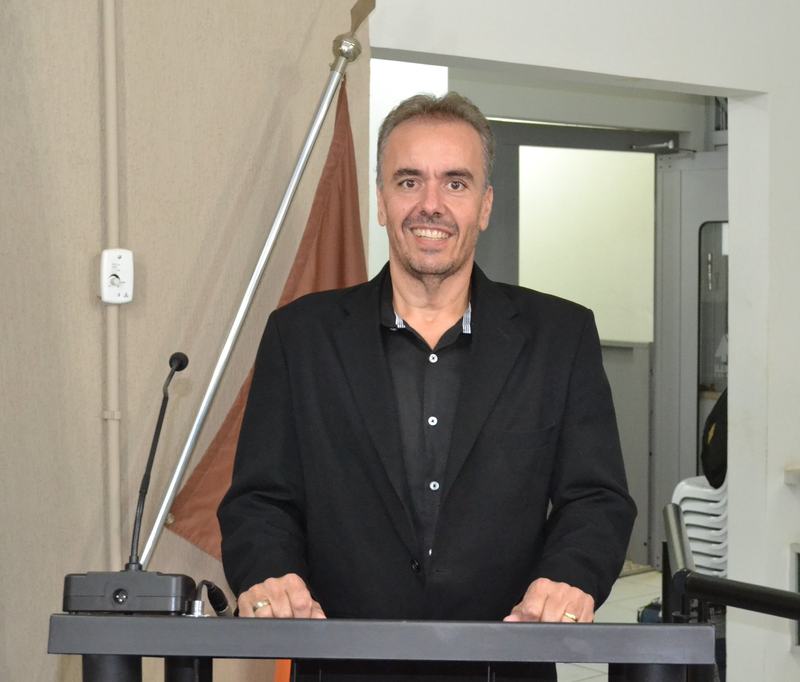 HENRIQUINHO SOLICITA CONSTRUÇÃO DE CALÇADAS