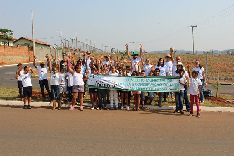 VEREADORES PARTICIPAM DE PLANTIO DE ARVORES