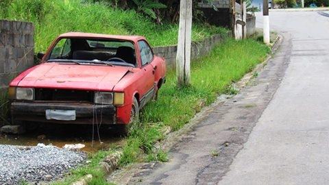 VEÍCULOS ABANDONADOS NAS VIAS DA CIDADE – UM PROBLEMA QUE MERECE ATENÇÃO