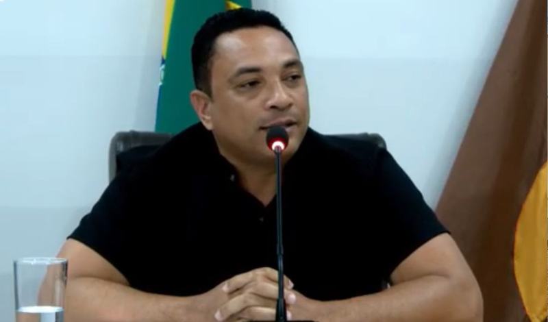 VEREADOR JOÃO PROFESSOR SOLICITA INSTALAÇÃO DE BEBEDOUROS EM PRAÇAS PÚBLICAS