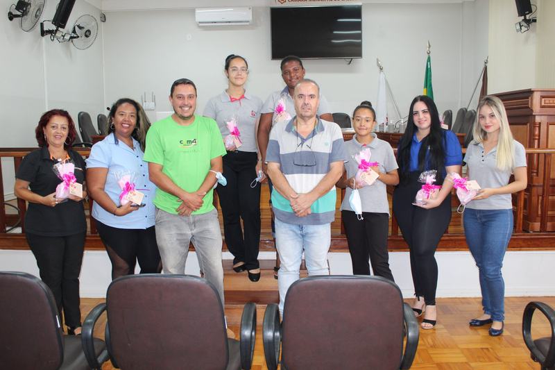 Câmara de Cássia homenageia funcionárias pelo Dia da Mulher