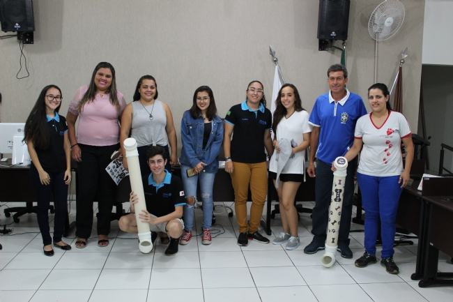 Projeto pretende instalar comedouros e bebedouros para cães abandonados nas ruas de Cássia