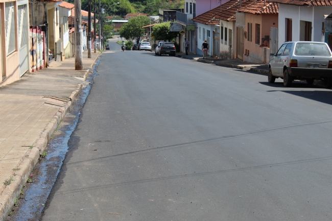 PREFEITURA ATENDE SOLICITAÇÃO DO VEREADOR HENRIQUINHO ALONSO E REALIZA OPERAÇÃO TAPA BURACOS NA RUA JOÃO REIS