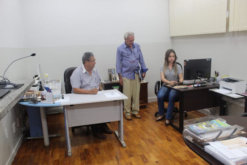 Presidente Flávio visita repartições da Câmara Municipal