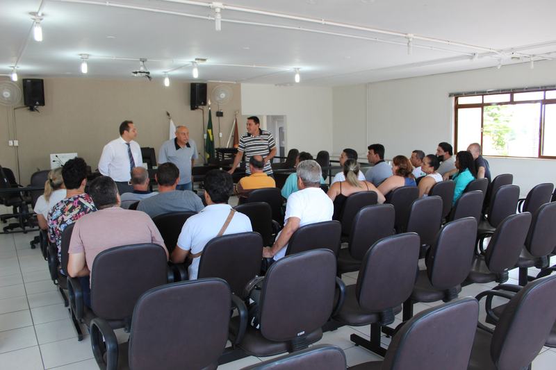 VEREADORES SE REÚNEM COM FUNCIONÁRIOS DA PREFEITURA