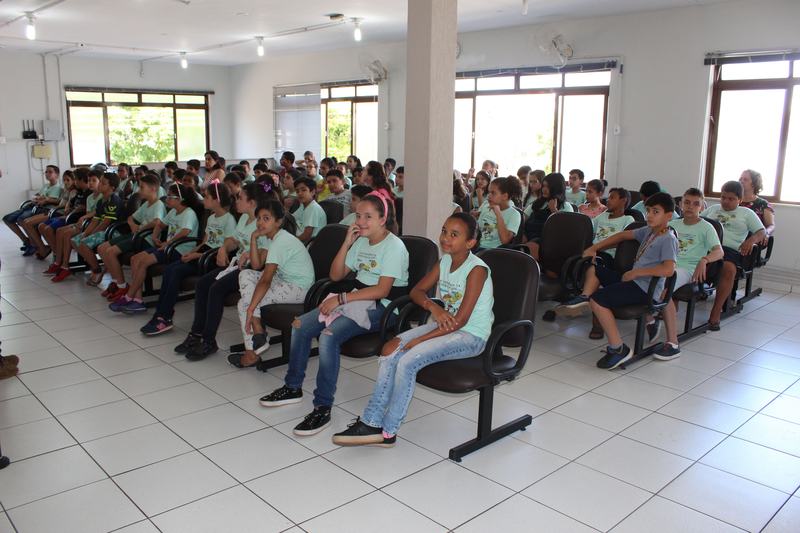ALUNOS DA REDE DE ENSINO MUNICIPAL VISITAM CÂMARA DE VEREADORES DE CÁSSIA