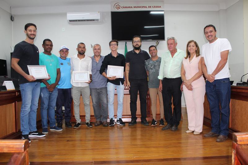Vereador Henriquinho Alonso entrega Moção de Congratulações para a equipe de Jiu Jitsu do Clube Cassiense