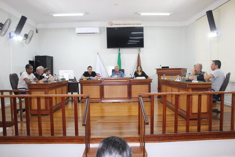 VEREADORES DE REÚNEM COM SECRETÁRIO DE EDUCAÇÃO