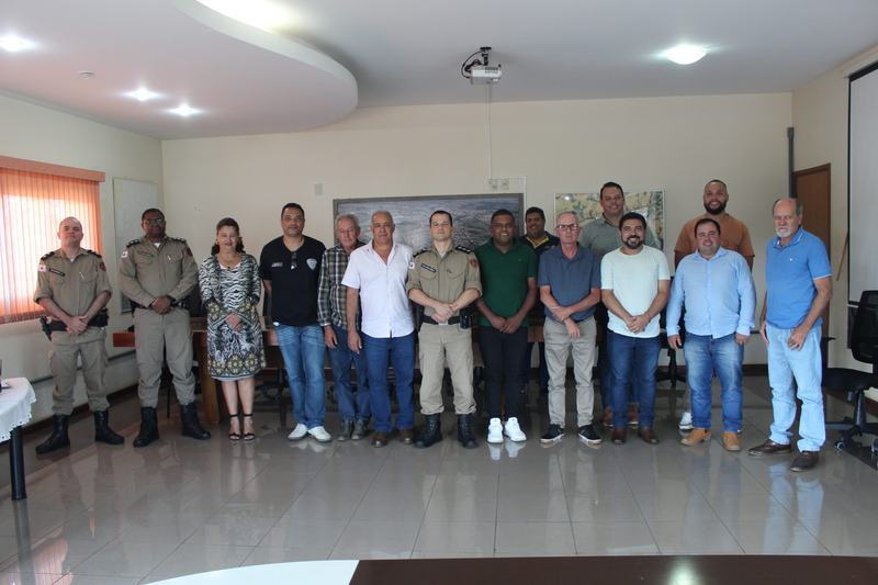 Prefeito e vereadores se reúnem com o Comando da Polícia Militar
