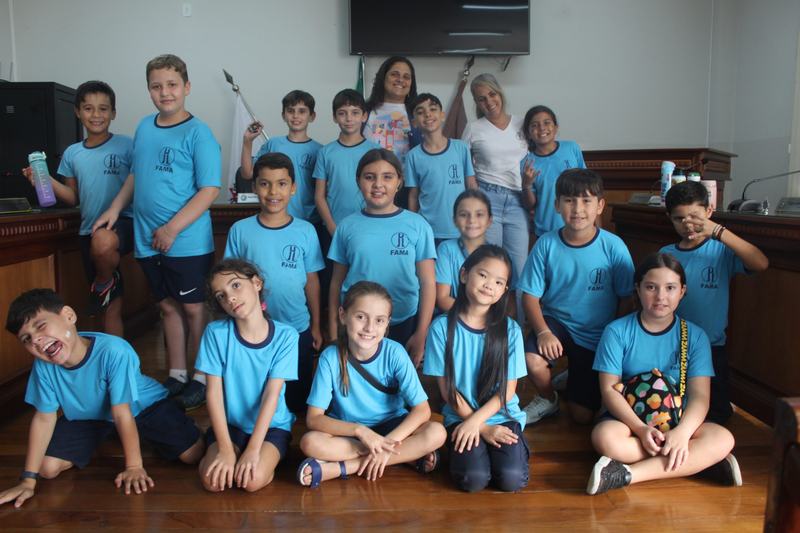 ALUNOS DA ESCOLA FAMA VISITAM A CÂMARA MUNICIPAL DE CÁSSIA