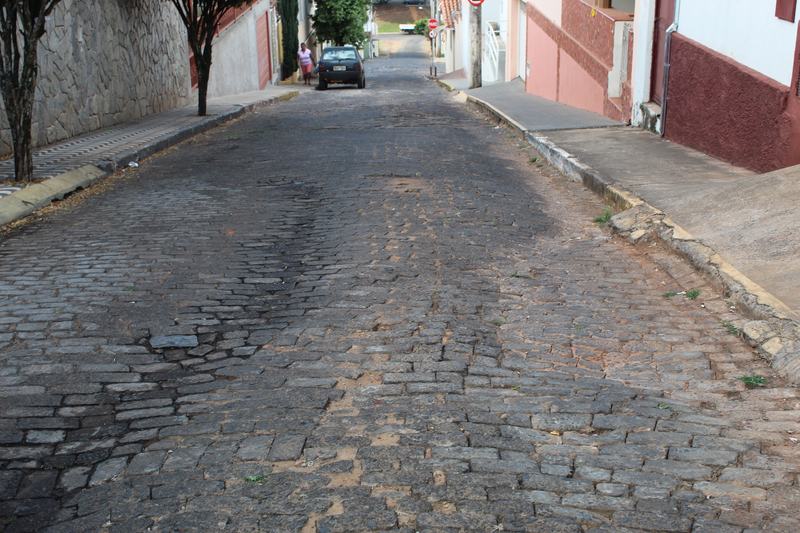VEREADOR SOLICITA MELHORIAS DO CALÇAMENTO NA RUA ASTOLFO DE OLIVEIRA FILHO