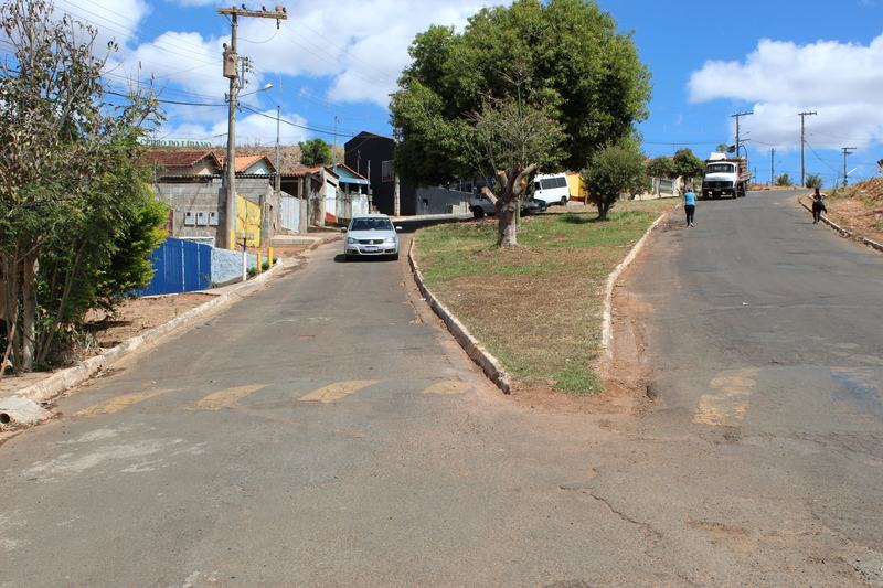 VEREADORA CIDA SOLICITA ALARGAMENTO DA RUA DOS VICENTINOS