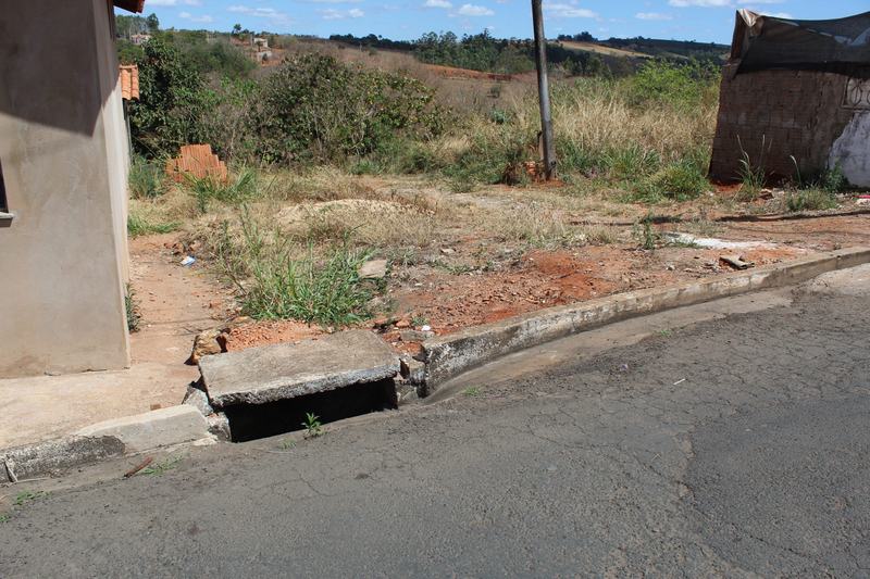 VEREADORA SOLICITA DESENTUPIR BUEIRO E LIMPEZA DE TERRENO NA RUA CAPITÃO JOÃO PINTO
