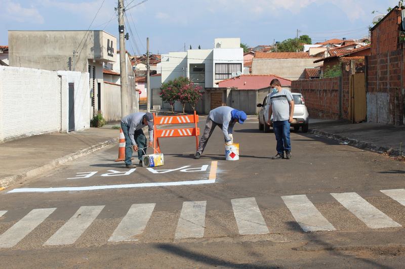Prefeitura atende solicitação do vereador Tião Lennon, e realiza serviço de sinalização no bairro Parque da Nascente