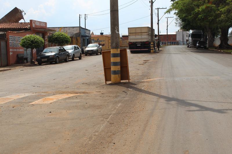 VEREADORA SOLICITA CONSTRUÇÃO DE CANTEIROS OU PROTEÇÃO EM VIA PÚBLICA