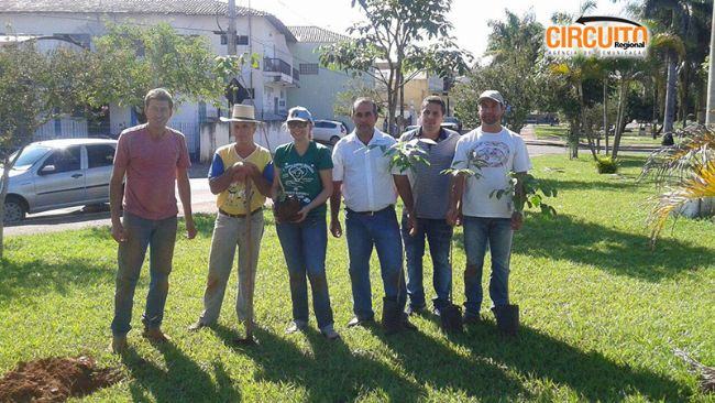 VEREADORES PARTICIPAM DE PLANTIO DE ÁRVORES