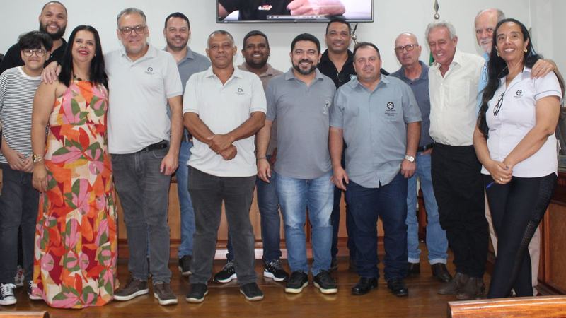 CÂMARA MUNICIPAL DE CÁSSIA HOMENAGEIA GUSTAVO MARIANI CHAVES PELOS 35 ANOS DE DEDICAÇÃO AO LEGISLATIVO