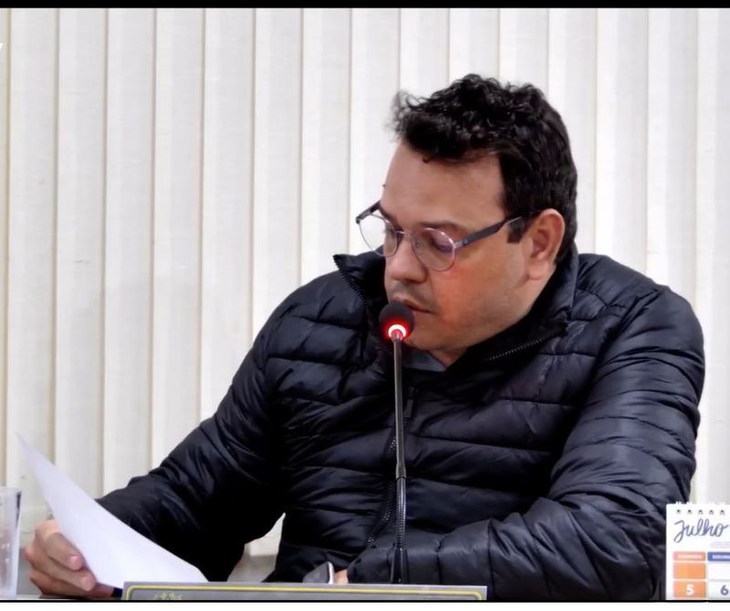VEREADOR TIAGO CHANEL VOTA CONTRA AMPLIAÇÃO DE CARGOS E COBRA INVESTIMENTOS NA SAÚDE EM CÁSSIA