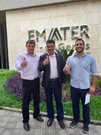 VEREADOR LUCIANO LEITEIRO RECEBE DOIS FURGÕES PEUGEOT PARA O FRIGORÍFICO DE PEIXES DE CÁSSIA.