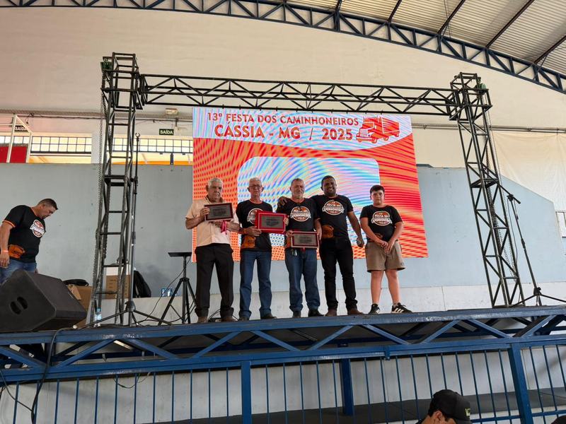 VEREADOR JHONNY HOMENAGEIA CAMINHONEIRO NO DIA MUNICIPAL DA CATEGORIA