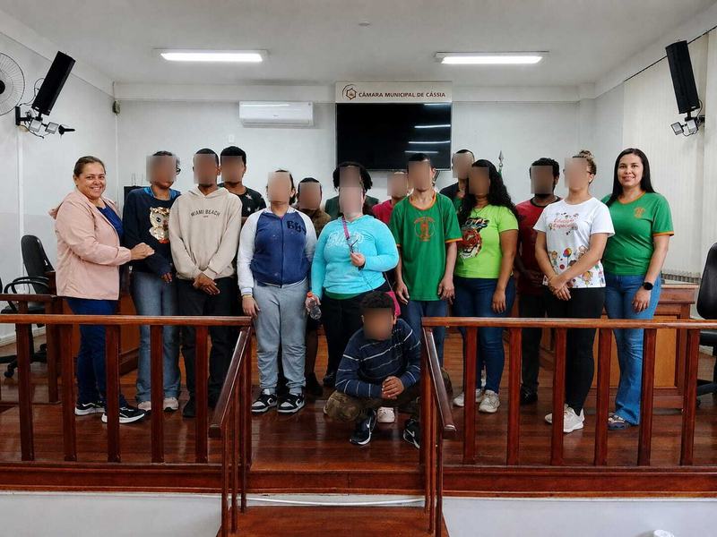 ALUNOS DA ESCOLA FAMA VISITAM A CÂMARA MUNICIPAL DE CÁSSIA E CONHECEM O FUNCIONAMENTO DO LEGISLATIVO