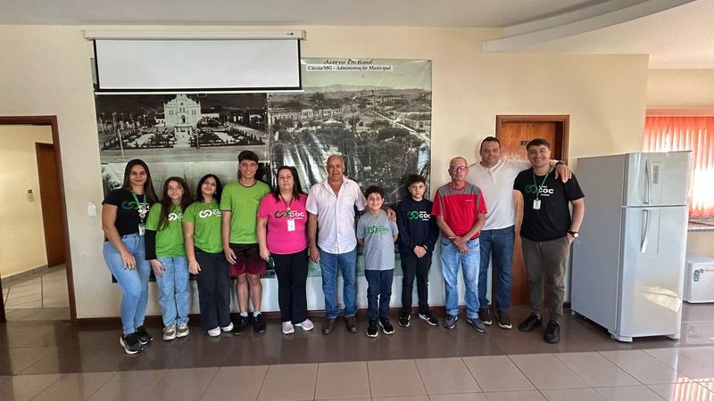 VEREADORES E REPRESENTANTES DA ESCOLA COC ENTREGAM DOCUMENTO COM 1530 ASSINATURAS APOIANDO A CONSTRUÇÃO DE PRAÇA NO JARDIM DAS ACÁCIAS