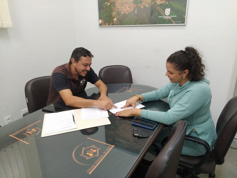 Câmara de Cássia recebe visita da assessora do deputado estadual Professor Cleiton
