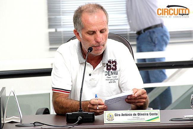 VEREADOR CIRO SOLICITA MANUTENÇÃO DE TREVO E LIMPEZA DE TERRENOS