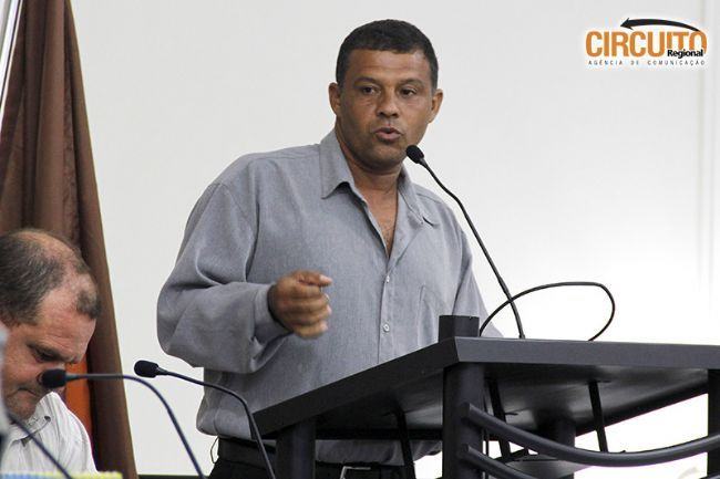 VEREADOR CLAUDINEI PEDE LIMPEZA DE TERRENO E HOMENAGEIA CASSIENSE