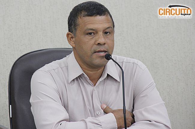 VEREADOR CLAUDINEI SOLICITA MANUTENÇÃO EM PRAÇA E ALTERAÇÃO EM SINALIZAÇÃO DO TRÂNSITO