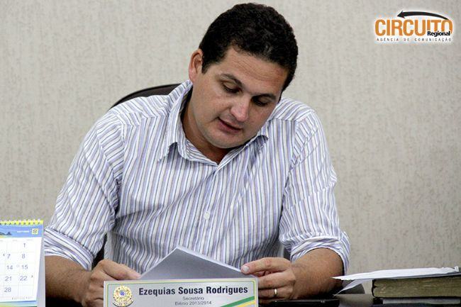 VEREADOR EZEQUIAS SOLICITA MELHORIA EM ILUMINAÇÃO E COPIA DE CONTRATO DA COPASA