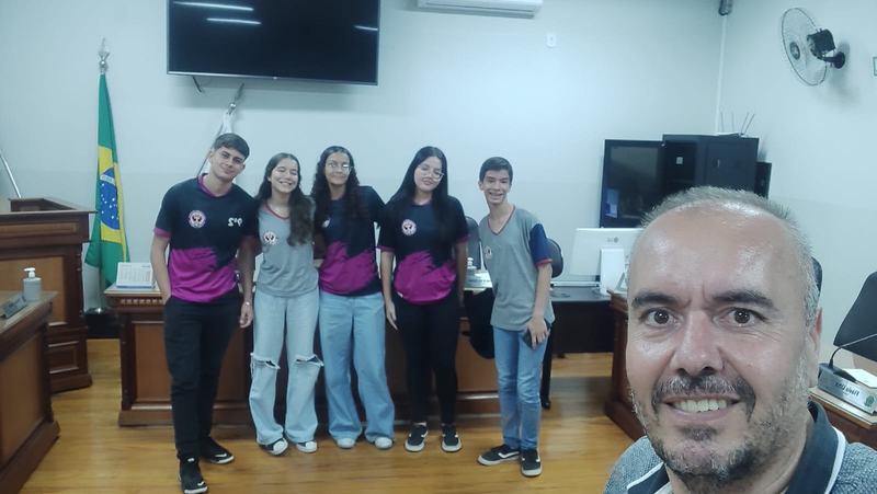 Vereador Henriquinho Alonso é entrevistado por alunos da Escola São Gabriel