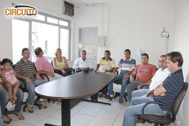 VEREADORES CONVOCAM SECRETÁRIO DE OBRAS E SE REÚNEM COM MORADORES DO JARDIM PARAÍSO