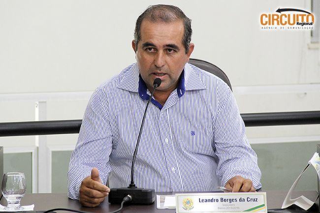 VEREADOR LEANDRO SOLICITA MANUTENÇÃO EM VICINAL E REDUTORES DE VELOCIDADE NO SÃO GABRIEL