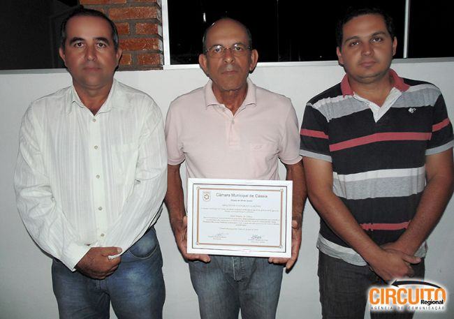 VEREADORES ENTREGAM MOÇÃO DE CONGRATULAÇÕES