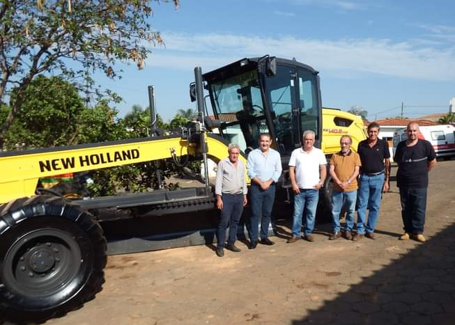 VEREADORES PARTICIPAM DE ENTREGA DE MOTONIVELADORA À PREFEITURA MUNICIPAL