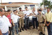 VEREADORES PARTICIPAM DA ENTREGA DE VIATURA PARA A POLÍCIA MILITAR
