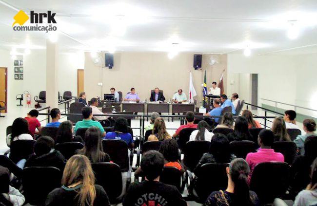 JOVENS DA ESCOLA SÃO GABRIEL PARTICIPAM DO PROJETO POLÍTICA PARA TODOS
