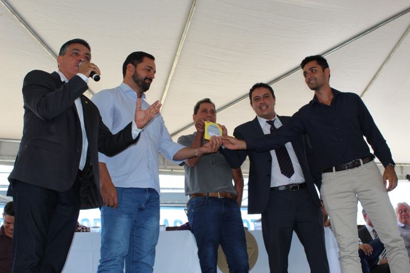 PRESIDENTE DA CÂMARA DE CÁSSIA E VEREADOR DE DELFINÓPOLIS ENTREGAM PROJETO DE CONSTRUÇÃO DA PONTE PARA O LÍDER DE BANCADA DEPUTADO FEDERAL DIEGO ANDRADE