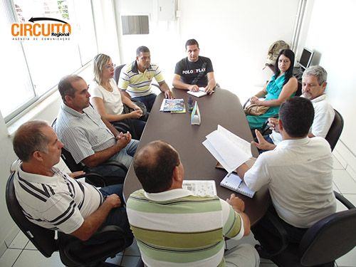 CÂMARA SE REÚNE COM SECRETARIA DA EDUCAÇÃO COM NOVOS PLANOS PARA 2015