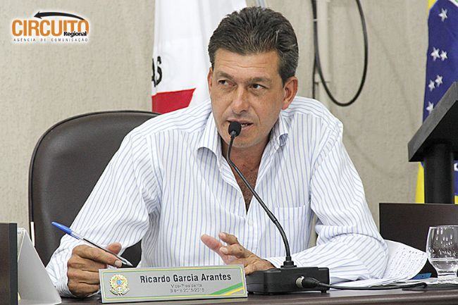 VEREADOR RICARDO PEDE INFORMAÇÕES SOBRE ANIMAIS SOLTOS NAS RUAS