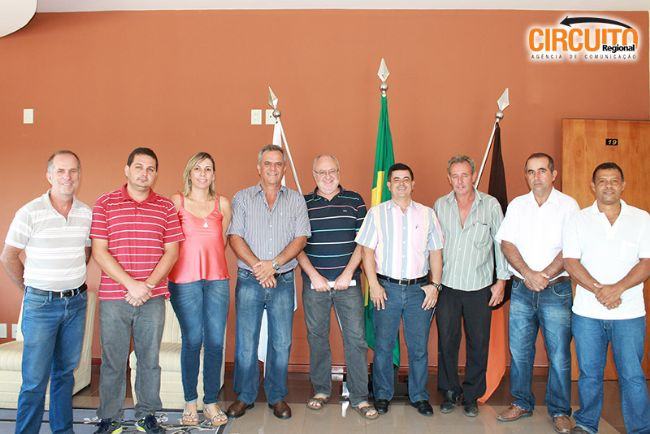 VEREADORES E PREFEITO SE REÚNEM COM JUIZ DA COMARCA DE CÁSSIA