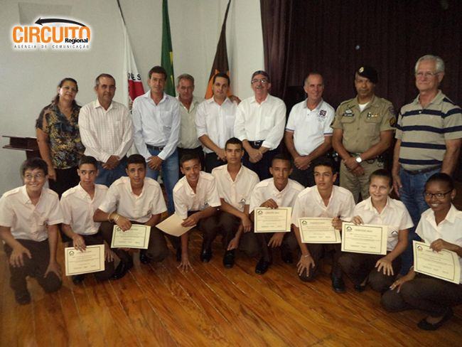 VEREADORES PRESTIGIAM FORMATURA DA GUARDA MIRIM DE CÁSSIA