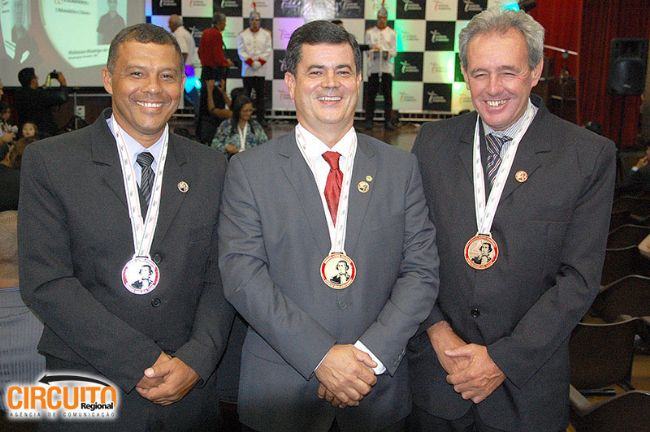 TRIO LEGISLATIVO CASSIENSE RECEBE MEDALHA TIRADENTES